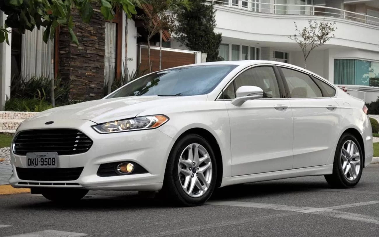 Desempenho: O Ford Fusion 2.5 Flex 2015 oferece potência e agilidade, com motor Duratec de 4 cilindros, tração dianteira e transmissão automática de 6 marchas.