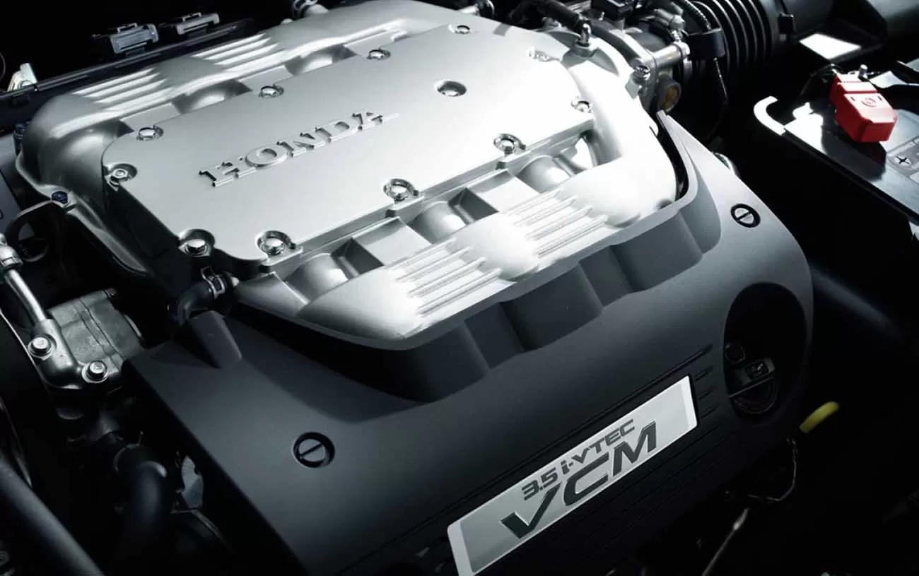 Motor: Equipado com um V6 de 3.5L, disposição transversal, código do motor J35, aspiração natural, injeção multiponto, potência de 278cv e torque de 34,6 kgfm.