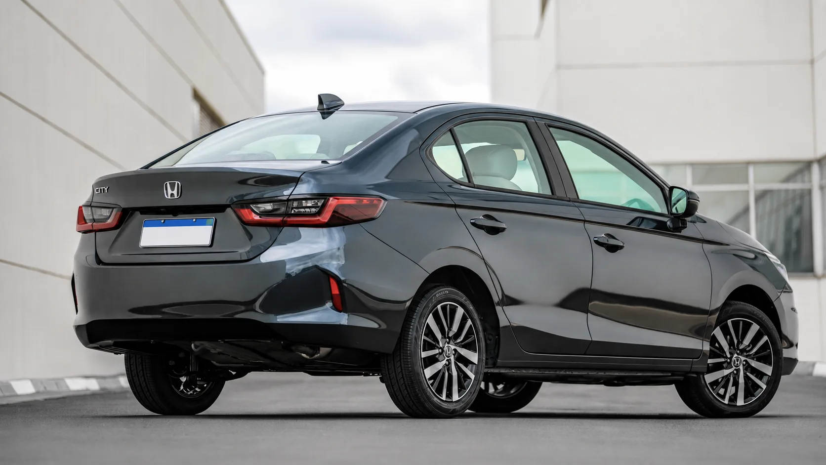 Honda City Touring 2022 custa R$ 100.839 e entra numa faixa em que muitos carros novos ainda são compactos de entrada, mas ele traz mais espaço, segurança e equipamentos.