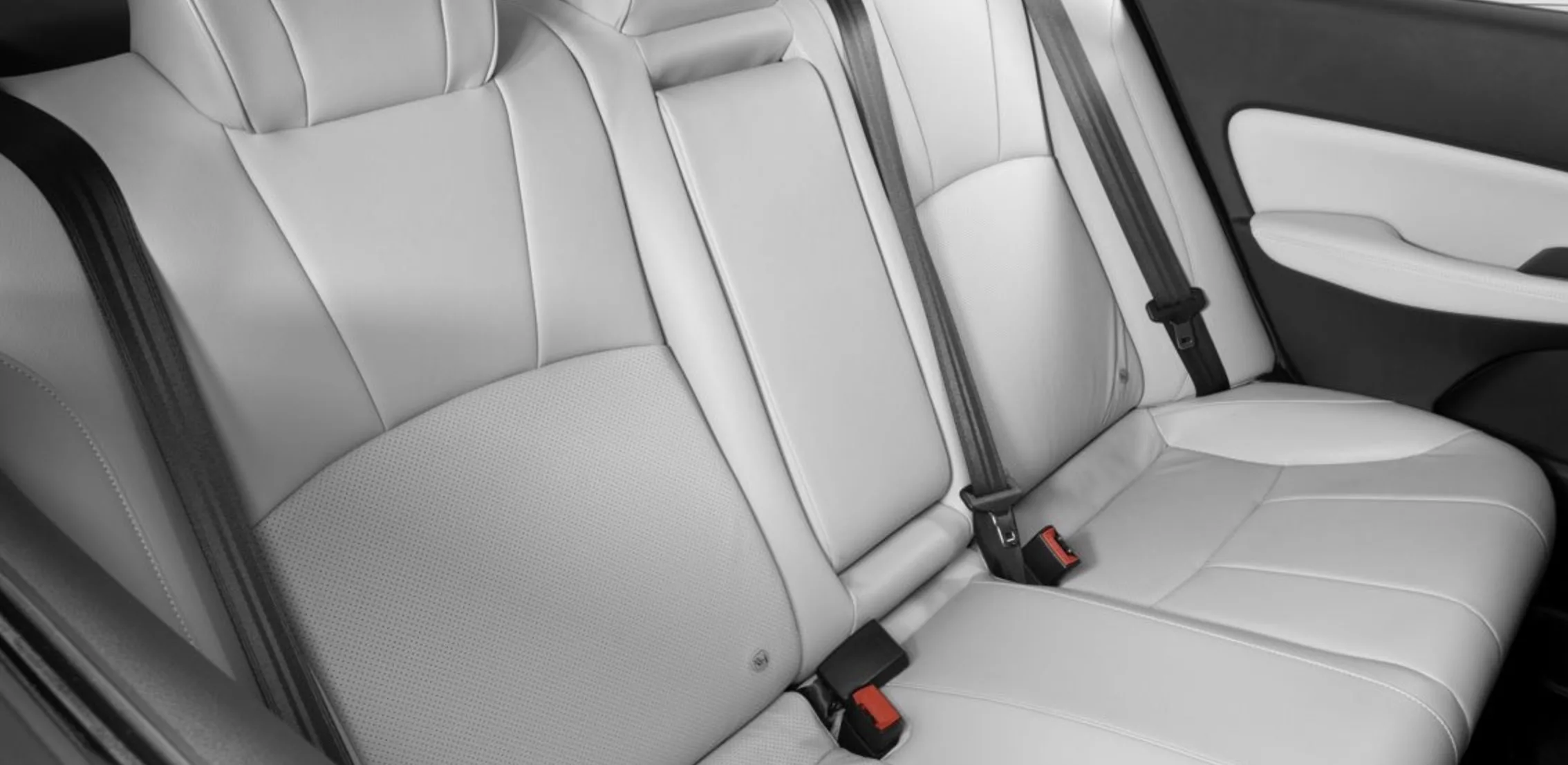 Na cabine, há bancos de couro, ar digital com saídas traseiras, chave presencial, partida remota e multimídia de 8 polegadas com Android Auto e Apple CarPlay sem fio.
