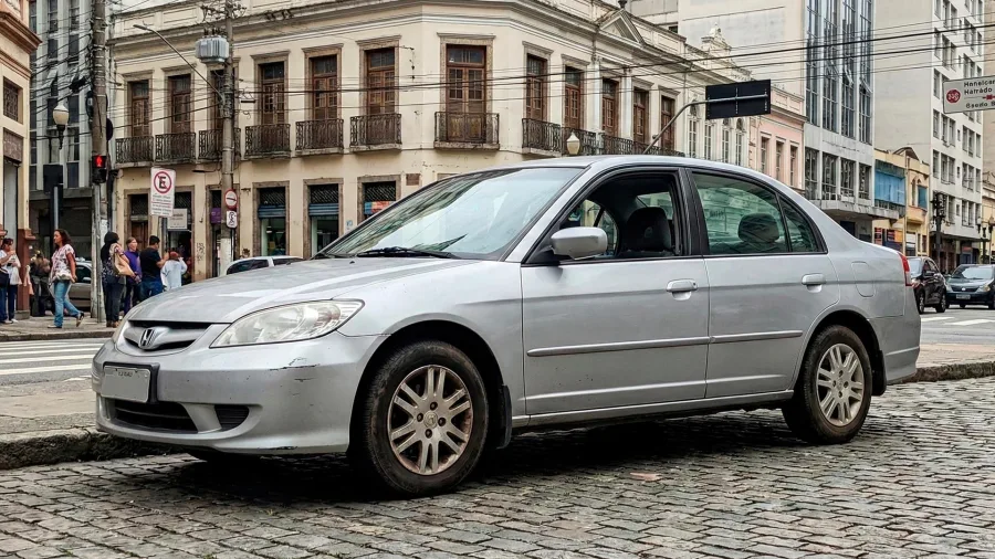 Honda Civic 2004 LX 1.7 Automático: Consumo, Ficha técnica, Preço Tabela Fipe, Equipamentos e Fotos do sedã médio que entrega conforto e exige atenção no câmbio