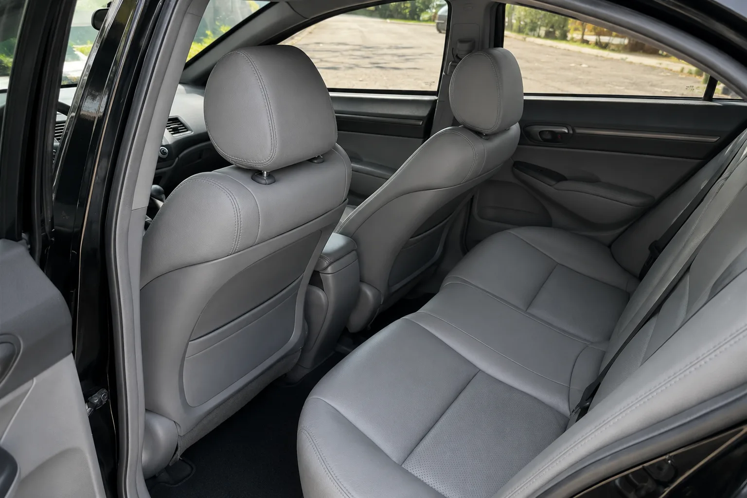 Por dentro, leva cinco pessoas, oferece bancos de couro, ar automático, piloto automático e bom espaço para pernas, mas o porta-malas tem apenas 340 litros disponíveis.