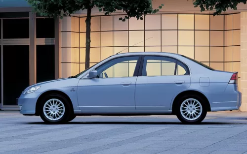 Vem com direção hidráulica, ar-condicionado, vidros e travas elétricas e bom nível de conforto para a época, sem tecnologia moderna.