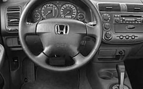 Interior acomoda cinco adultos com conforto, porta-malas de 402 litros e rodar macio que agrada quem prioriza silêncio e espaço.