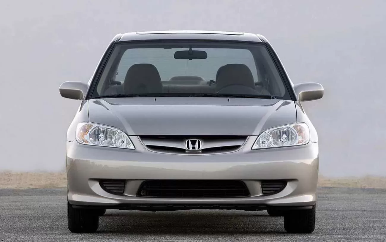 Desempenho: O Honda Civic LXL 1.7 AT 2004 oferece uma condução satisfatória com sua potência de 115 cv e velocidade máxima de 172 km/h.