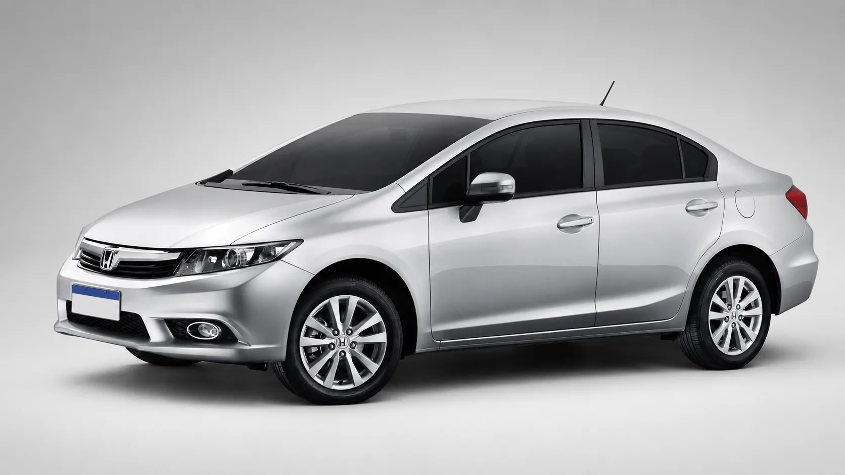 O Civic LXR 2.0 2014 envelheceu sem virar caricatura, porque ainda passa a sensação de carro bem resolvido, com cabine baixa, comandos simples e jeito de sedan feito para estrada.