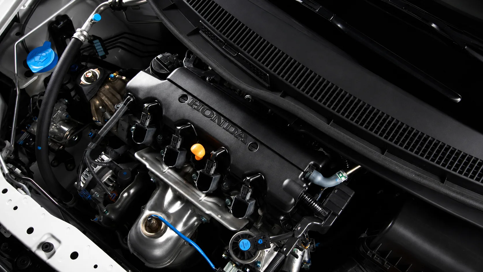 O motor 2.0 de 155 cv não entrega brutalidade, mas responde com naturalidade, faz de 0 a 100 km/h em 10,9 s e sustenta ultrapassagens sem transformar cada manobra em drama.