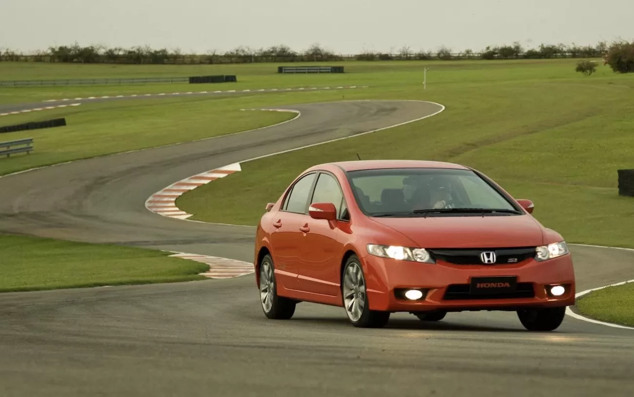 O desempenho do Honda Civic Si 2.0 de 2011 é impressionante, atingindo uma velocidade máxima de 215 km/h e uma aceleração de 0-100 km/h em 7,9 segundos.