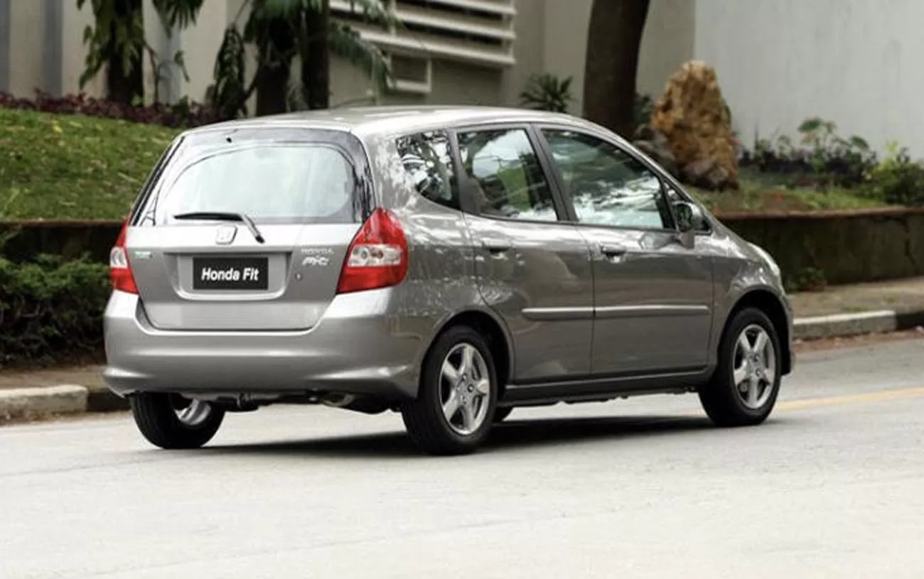 Desempenho: O Honda Fit 2008 atinge 170 km/h de velocidade máxima e vai de 0 a 100 km/h em 11,1 segundos. Seu motor de 105 cv oferece uma condução ágil e responsiva.