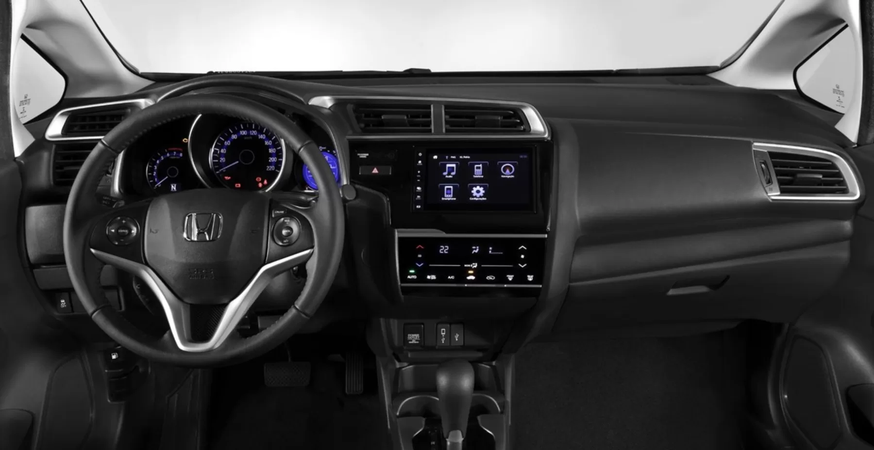 Seis airbags, controles de estabilidade e tração, câmera de ré, bancos de couro, ar automático e faróis de LED reforçam conforto e proteção.