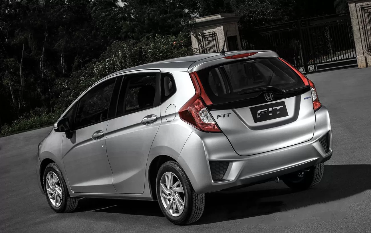 Com gasolina, o Fit CVT faz 12,3 km/l na cidade e 14,1 km/l na estrada; com etanol, registra 8,3 km/l no uso urbano e 9,9 km/l no rodoviário.