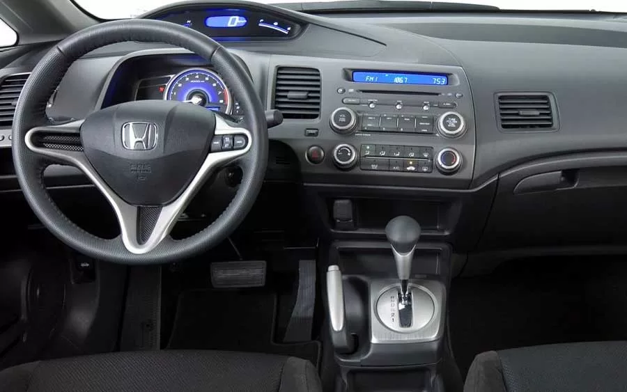 No interior, o Honda Civic LXL 1.8 AT 2011 oferece espaço para cinco passageiros, com materiais de alta qualidade e detalhes bem trabalhados. Recursos tecnológicos, como sistemas multimídia e de conectividade, estão integrados de forma intuitiva, proporcionando conforto e conveniência. O interior combina sofisticação e praticidade de maneira equilibrada.