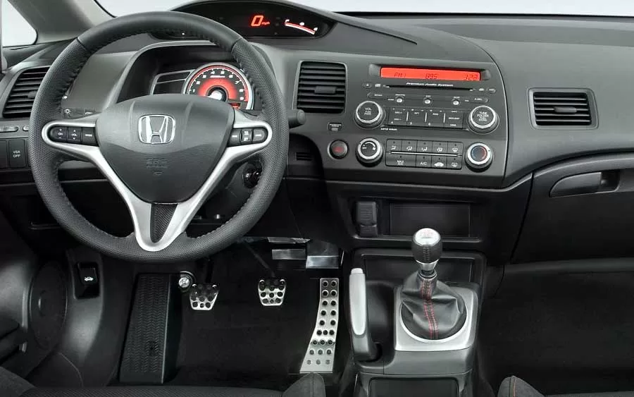 No coração do Honda Civic Si 2.0 reside um motor que oferece não apenas potência bruta, mas também precisão no desempenho. 