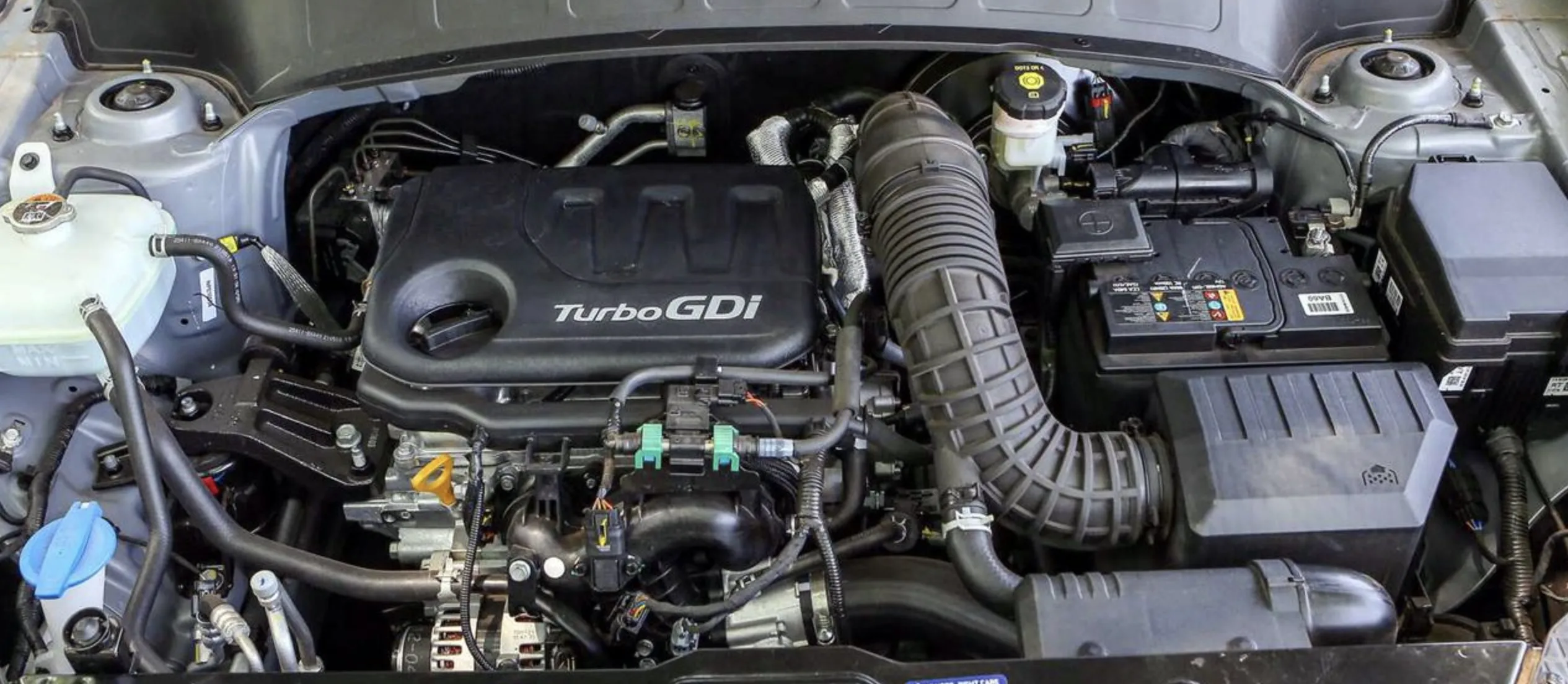 O motor 1.0 turbo de 120 cv e 17,5 kgfm vai bem na cidade e encara estrada com fôlego moderado. Funciona melhor em uso urbano, entregando força cedo e comportamento estável.