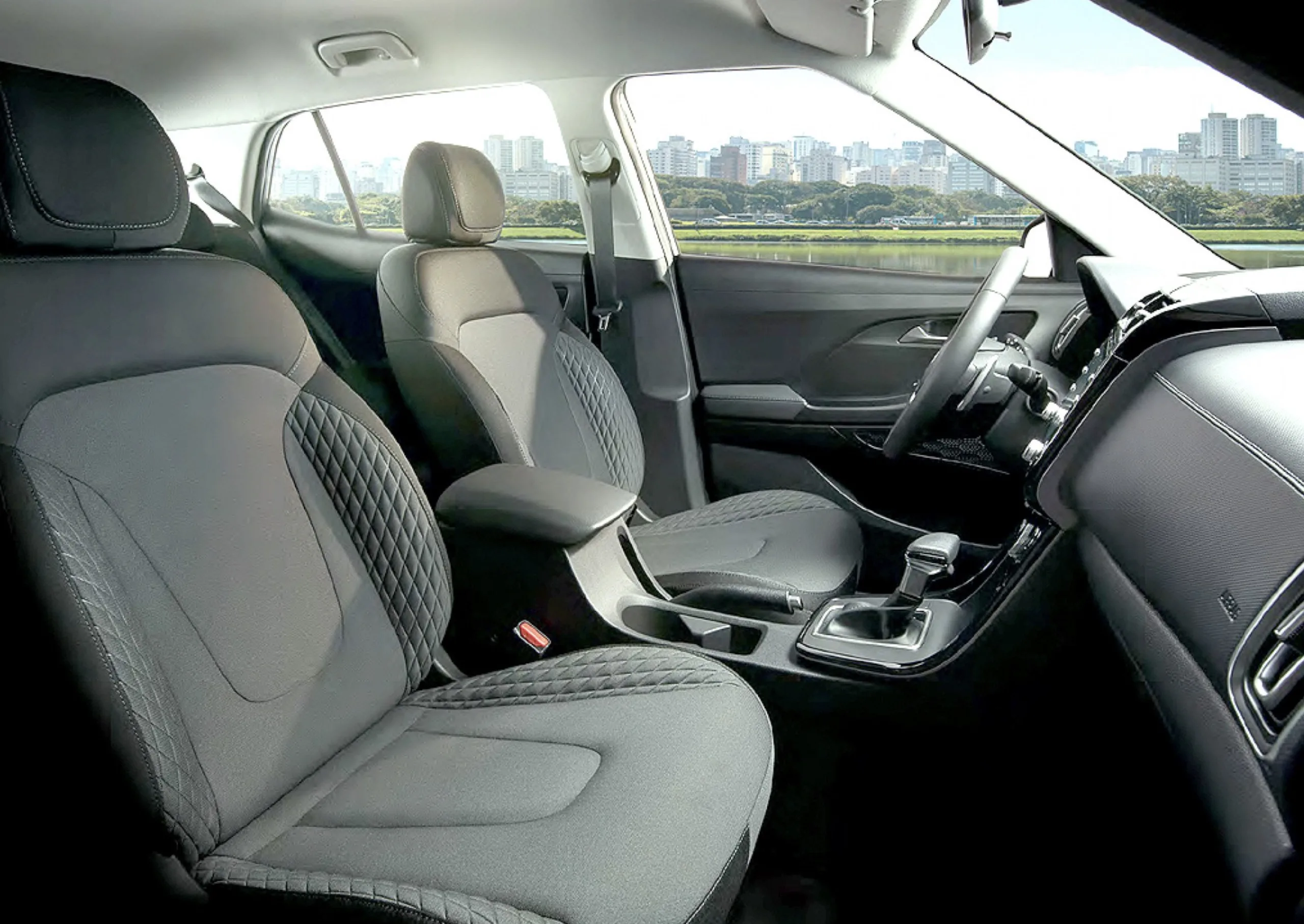 A condução é leve com direção elétrica, tração dianteira e câmbio automático de 6 marchas. O carro responde de forma suave, sem trancos, e facilita manobras e uso diário.