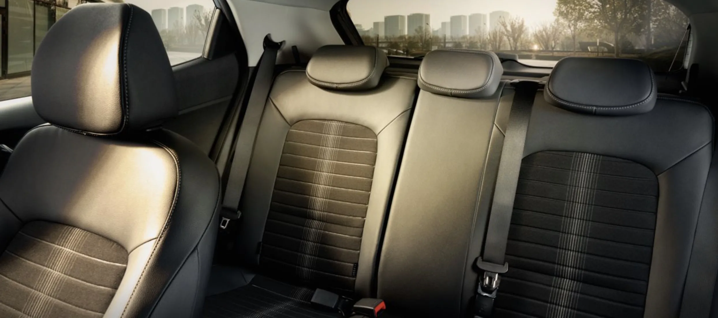 Interior acomoda cinco pessoas, tem bom nível de conforto e porta-malas de 300 litros, ideal para rotina urbana e viagens curtas sem exageros.