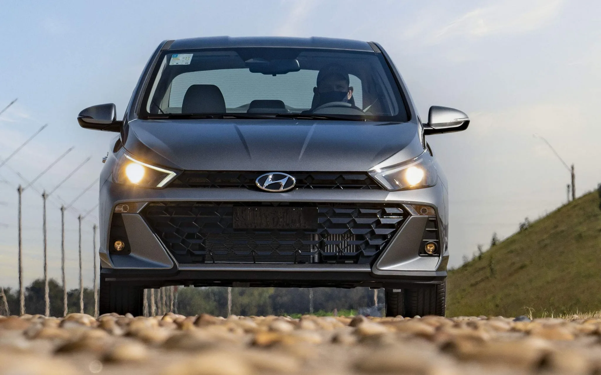 Consumo fica em 9 km/l no álcool e até 14 km/l na gasolina, com tanque de 50 litros que garante boa autonomia sem visitas constantes ao posto.