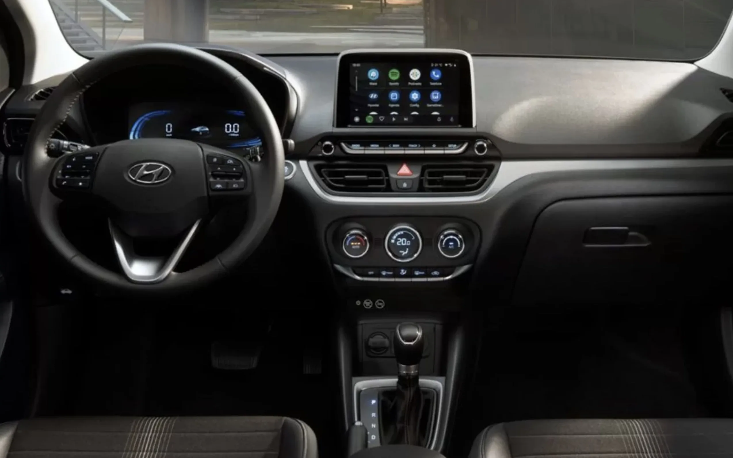 Câmbio automático de seis marchas trabalha suave, a tração dianteira é previsível e a direção elétrica deixa o carro fácil e leve de conduzir.