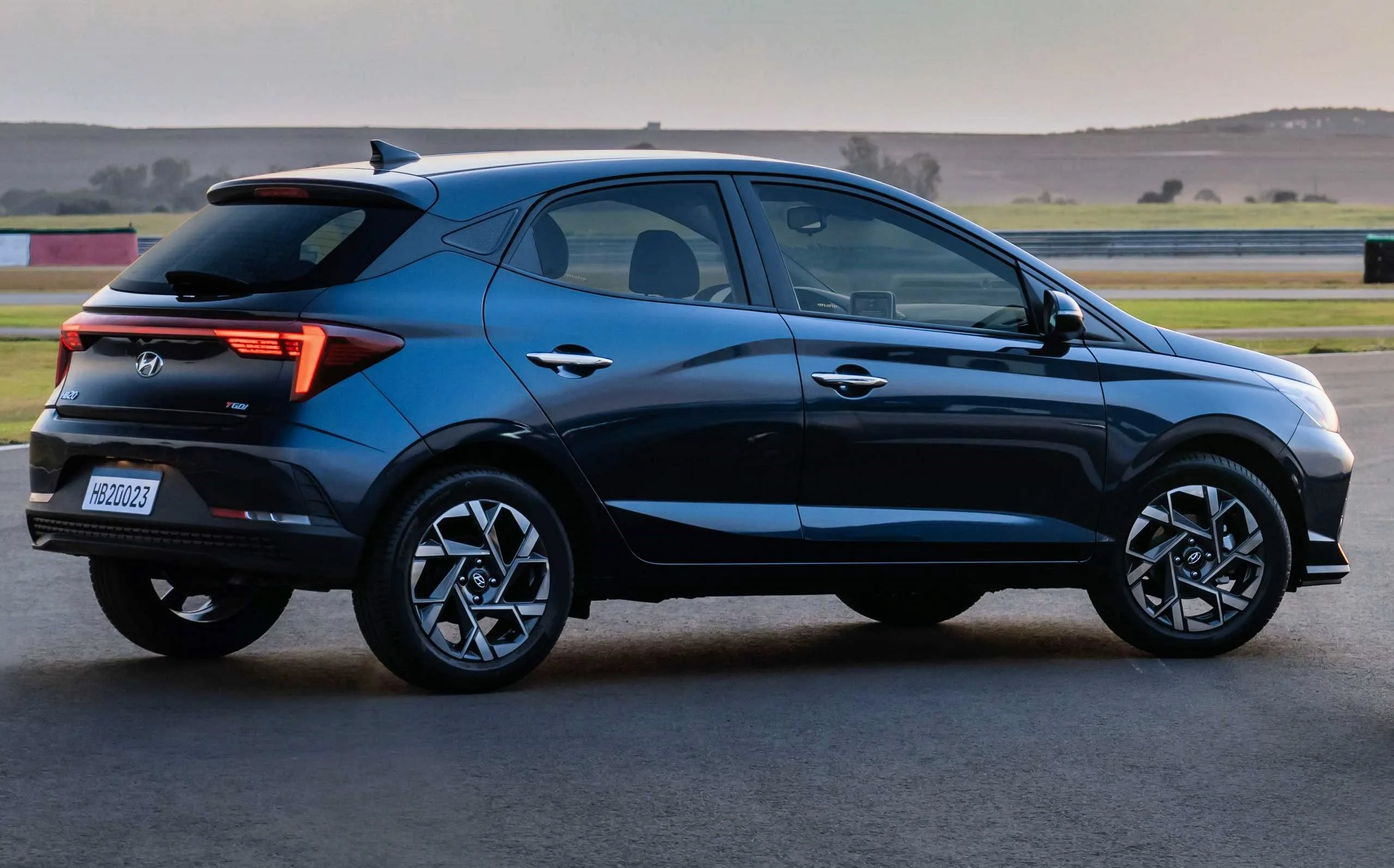 HB20 Platinum Plus 2023 é hatch automático para quem quer conforto, tecnologia e desempenho no dia a dia e aceita custos mais altos no mercado de usados.