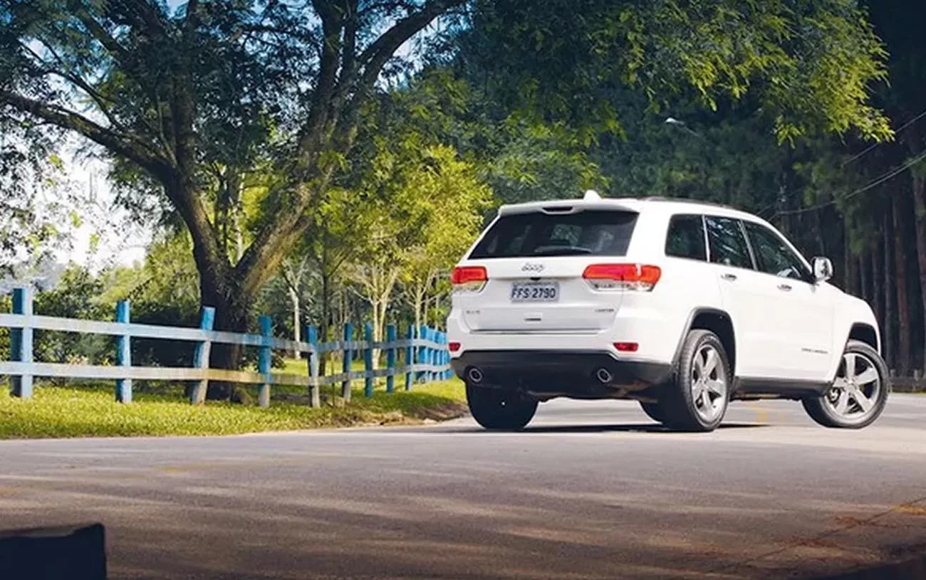 Desempenho: Jeep Grand Cherokee Limited 3.6 V6 2014, motor V6 de 286 cv, atinge 206 km/h e 0-100 km/h em 8,3s, oferecendo dirigibilidade sólida.