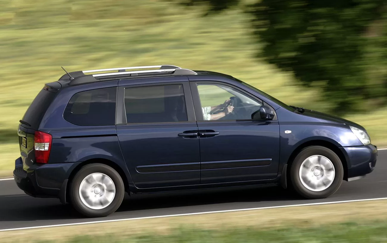 Desempenho: O Kia Carnival EX 3.5 V6 2012 oferece um desempenho excepcional, com potência de 276 cv e velocidade máxima de 220 km/h.