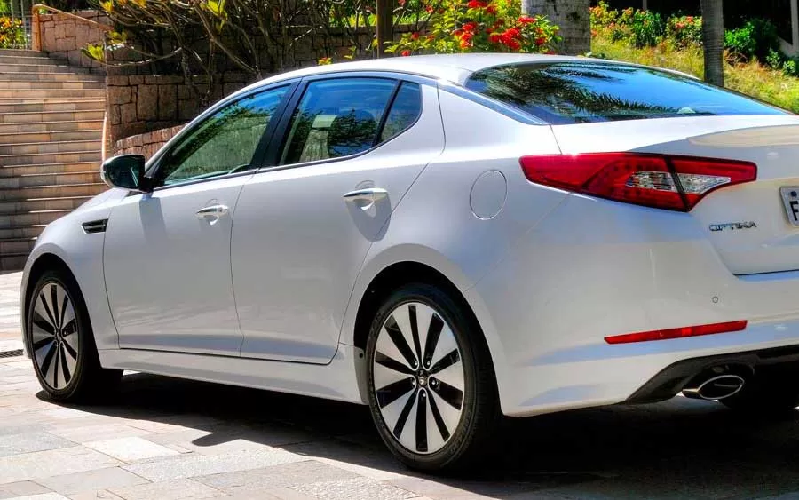 O Kia Optima 2015 destaca-se por suas capacidades equilibradas de consumo, tanto em cenários urbanos quanto rodoviários.