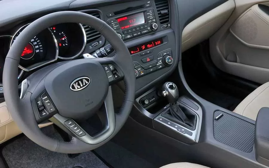 O interior do Kia Optima 2015 é um testemunho da atenção meticulosa da marca aos detalhes e ao conforto do motorista e passageiros.