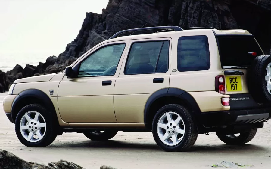 Desempenho e Versatilidade: O SUV compacto Land Rover Freelander HSE 2.5 V6 de 2005 destaca-se pelo motor V6 de 177 cv e tração integral, garantindo desempenho notável em diversas situações.