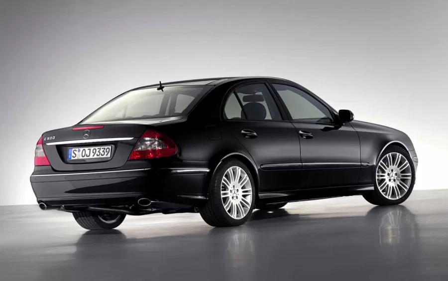 Vale a pena comprar uma Mercedes E 500 V8 2008 usada? Confira desempenho e consumo do sedan