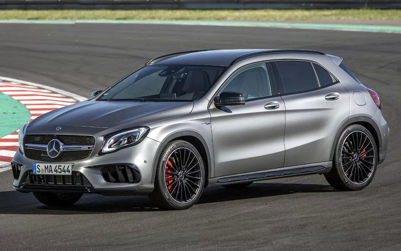 Desempenho: O GLA 45 AMG oferece uma experiência de condução emocionante, com aceleração de 0 a 100 km/h em 4,4 segundos e velocidade máxima de 250 km/h.