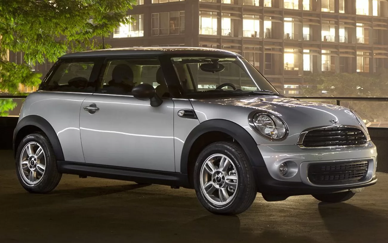 Desempenho: O Mini Cooper One 1.6 de 2012 oferece uma aceleração ágil de 0 a 100 km/h em 10,8 segundos e atinge uma velocidade máxima de 183 km/h.