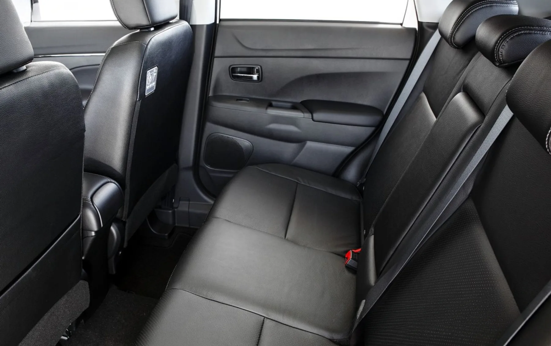 O interior leva cinco pessoas, tem bancos de couro, ajustes elétricos, aquecimento dianteiro e ar-condicionado automático para viagens longas.