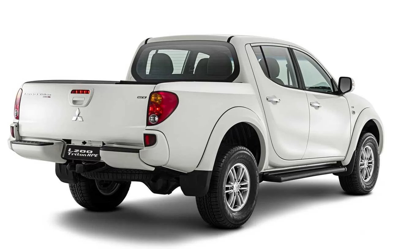 Desempenho: Com motor diesel de 180 cavalos e torque de 38 kgfm, garante uma performance robusta em estradas urbanas e off-road.