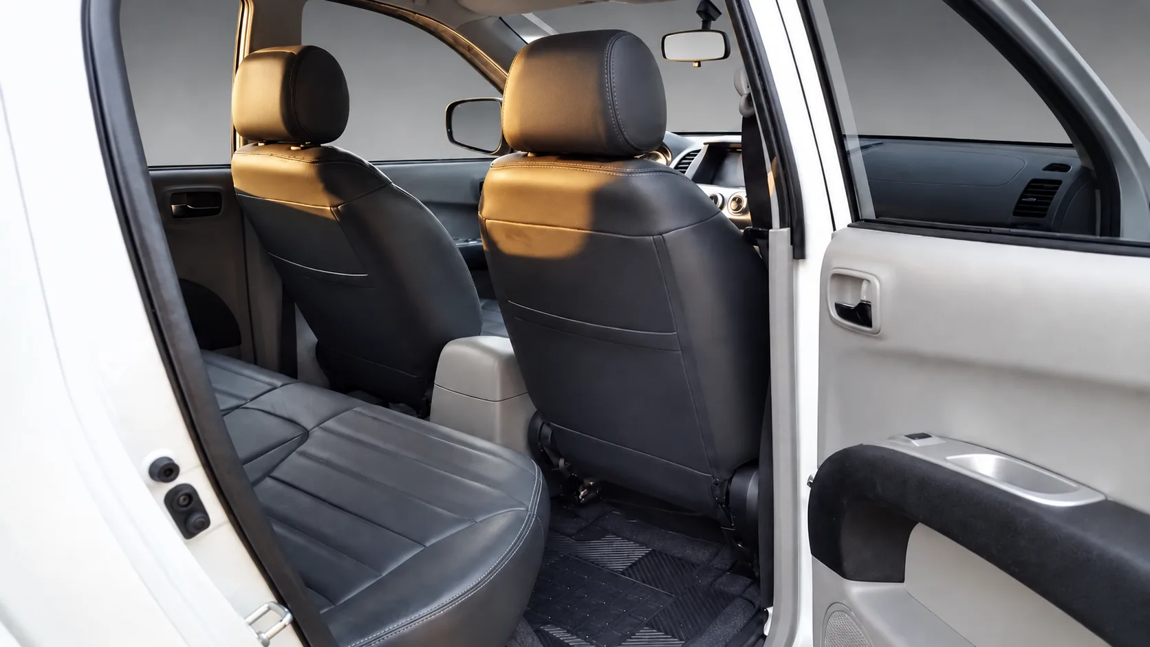 A cabine leva cinco pessoas, com bancos de couro, ar-condicionado automático e posição alta, boa para viagens longas e para enxergar melhor em estradas ruins.