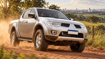 Qual o valor de uma Mitsubishi L200 Triton HPE 3.2 Turbo AT 2013? Veja Ficha Técnica, Especificações, Equipamentos, Fotos e Preço