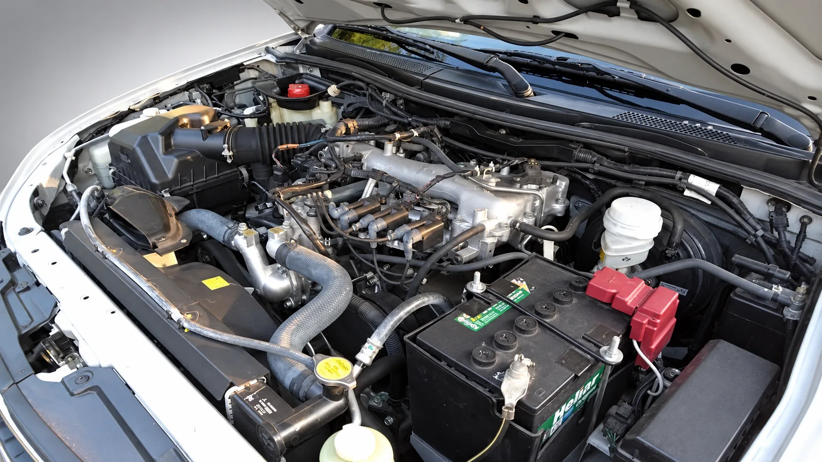 O 3.2 turbodiesel de 170 cv entrega força cedo e encara subidas, estrada e cidade sem pressa, com torque que aparece justamente quando há peso para mover.