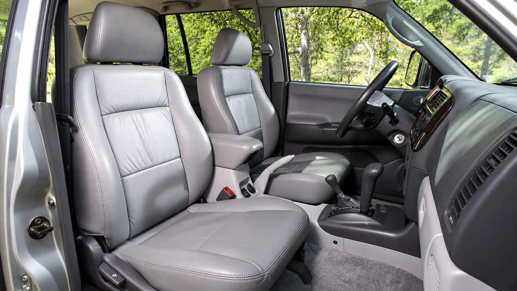 Cinco pessoas viajam em uma cabine espaçosa, com posição alta e sensação de carro grande, especialmente agradável em viagens e pisos ruins.