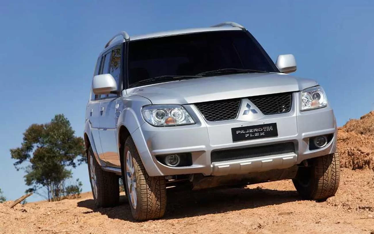 Desempenho: O Pajero TR4 2.0 4x4 AT 2014 oferece um desempenho equilibrado, com potência suficiente para lidar com diversas situações de condução.