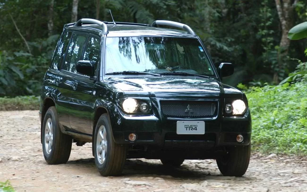 Desempenho: O Pajero TR4 2.0 4x4 AT 2008 oferece um desempenho equilibrado, sendo ágil na cidade e capaz em trilhas off-road, com boa resposta em diferentes terrenos.