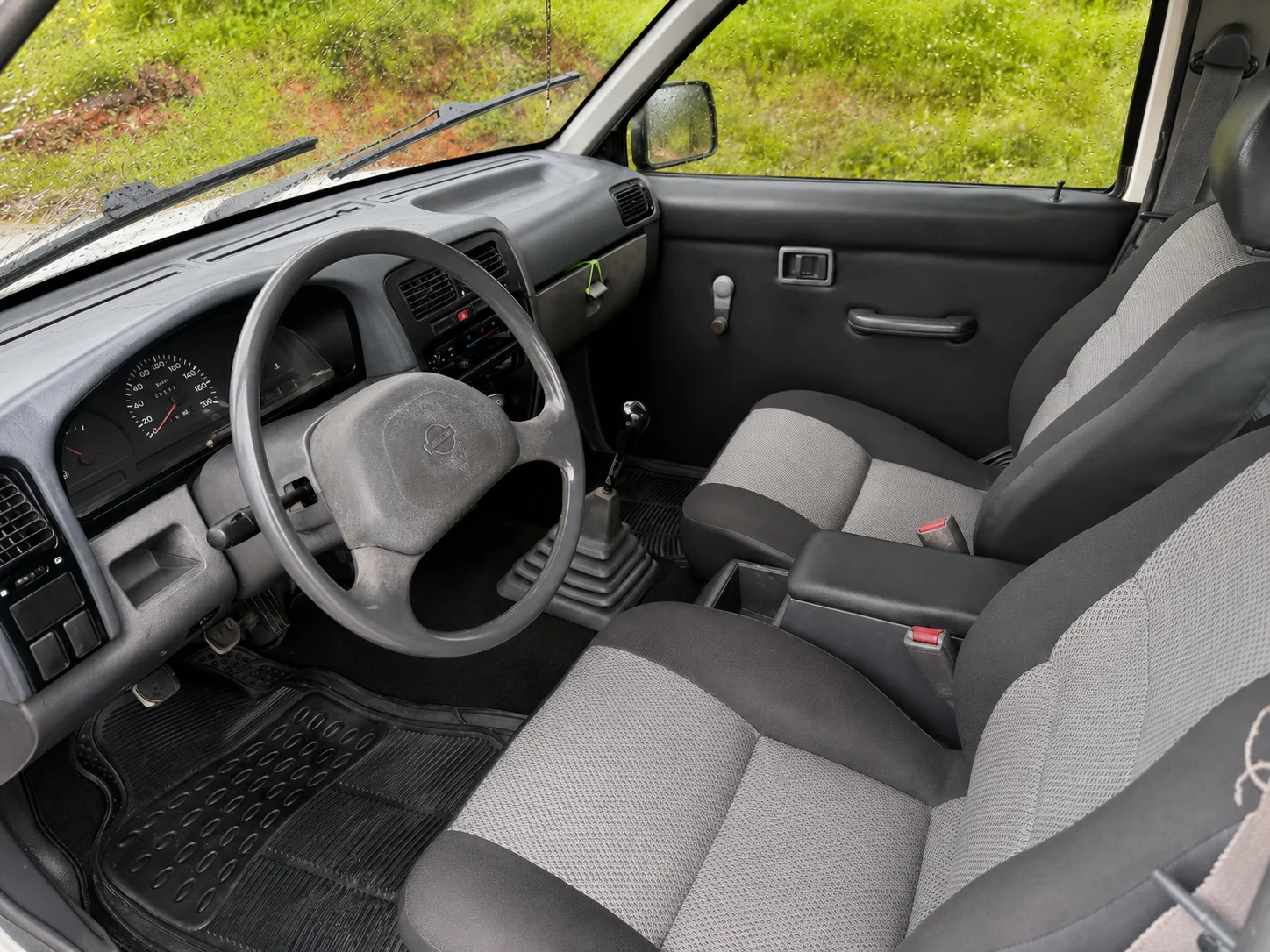 Ela tem apenas 79 cv, mas nasceu para carregar peso e enfrentar terreno ruim. Entenda por que a Nissan D21 1997 ainda chama atencao