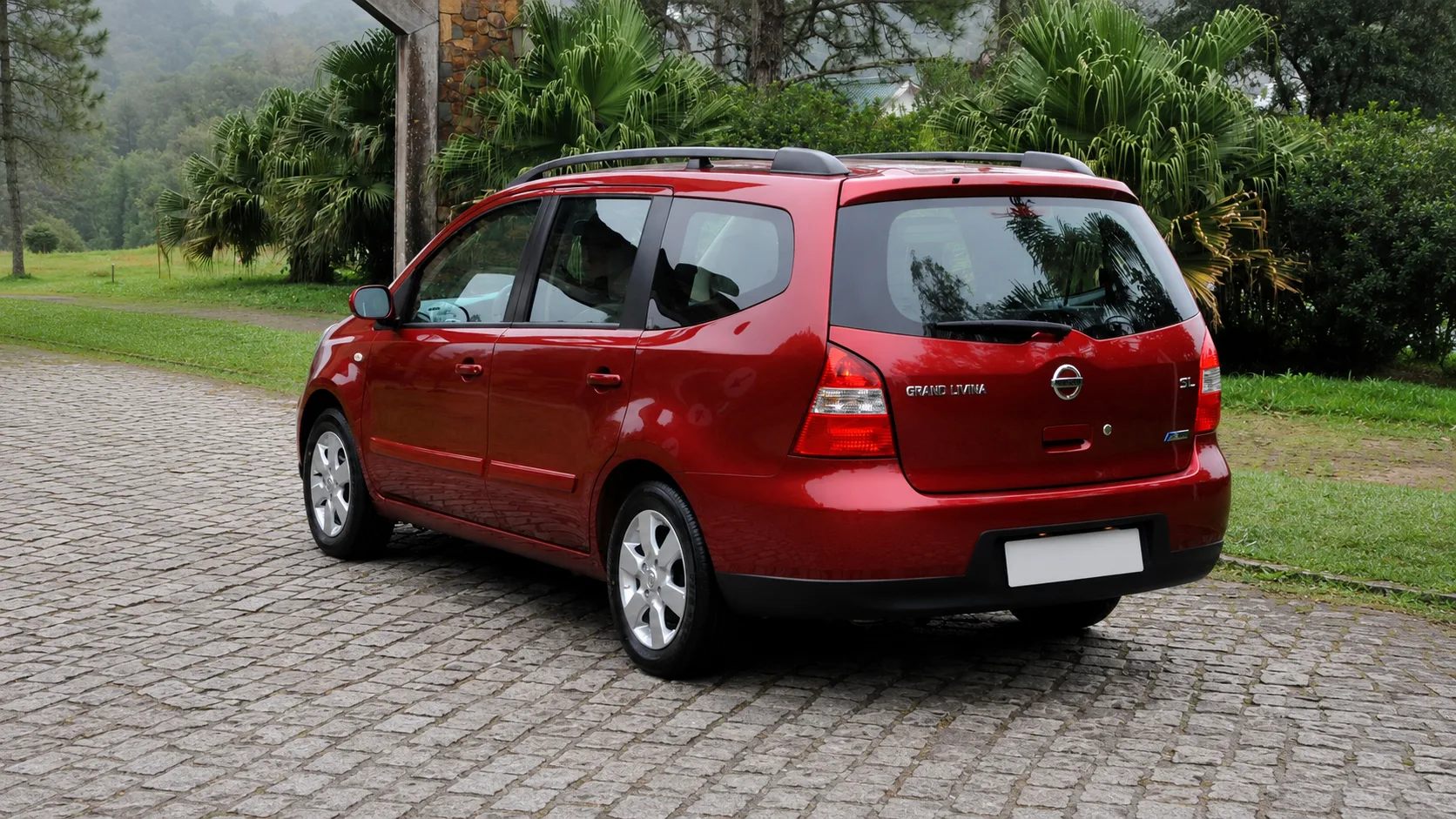 A Nissan Grand Livina S 1.8 AT 2010 é uma usada para famílias grandes: leva 7 pessoas, é simples de conduzir e ainda pode valer a compra.