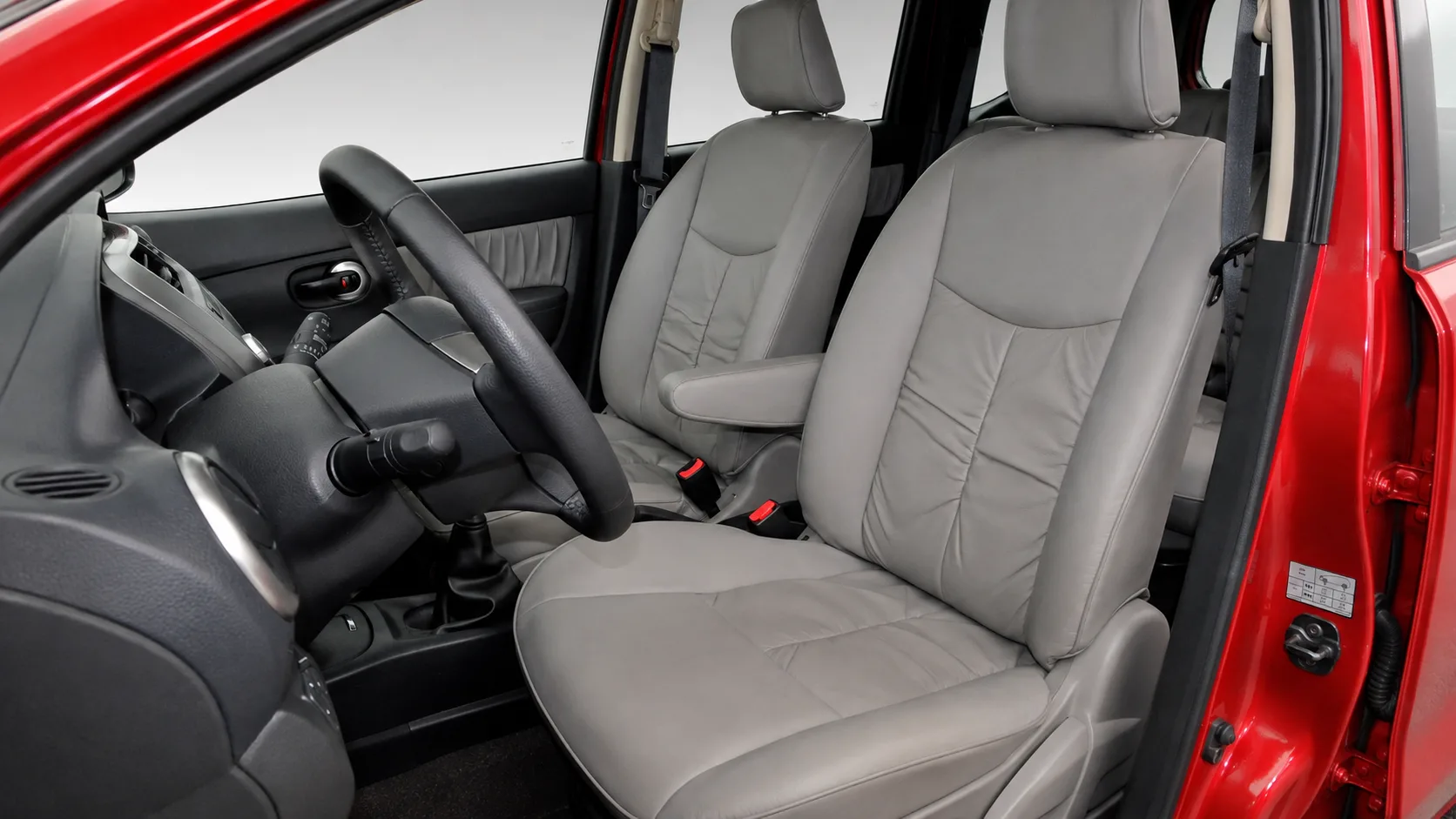 Airbags frontais, ar-condicionado, vidros elétricos, rodas de liga leve, rádio e CD player formam um pacote simples, mas funcional.