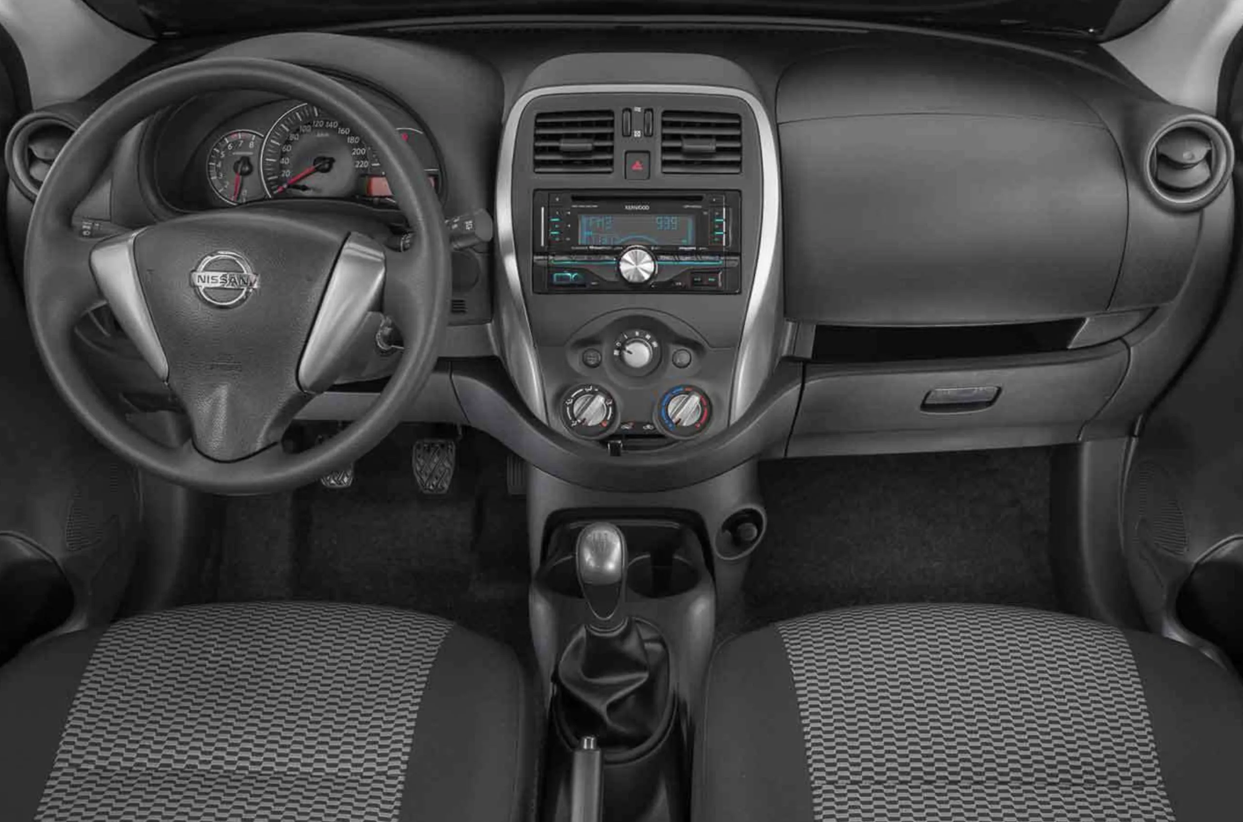 March SV 1.0 2018 tem câmbio manual de 5 marchas, tração dianteira e direção elétrica leve, fácil de guiar no trânsito e confortável em manobras.