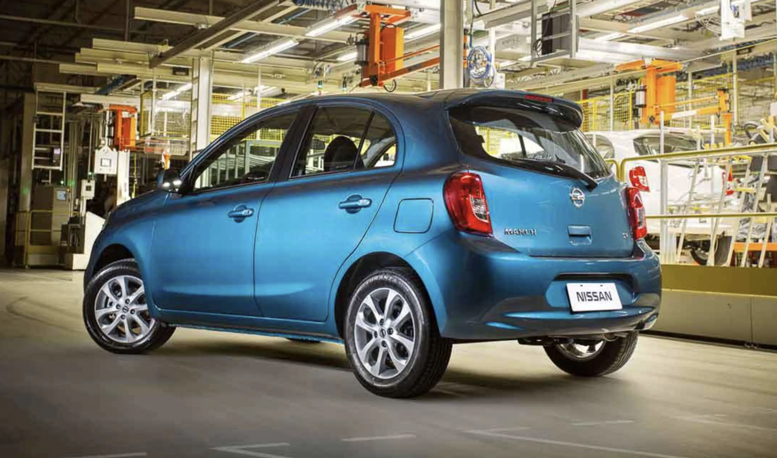 Consumo gira em torno de 12,9 km/l na gasolina na cidade e até 15 km/l na estrada, autonomia próxima de 615 km com tanque de 41 litros.