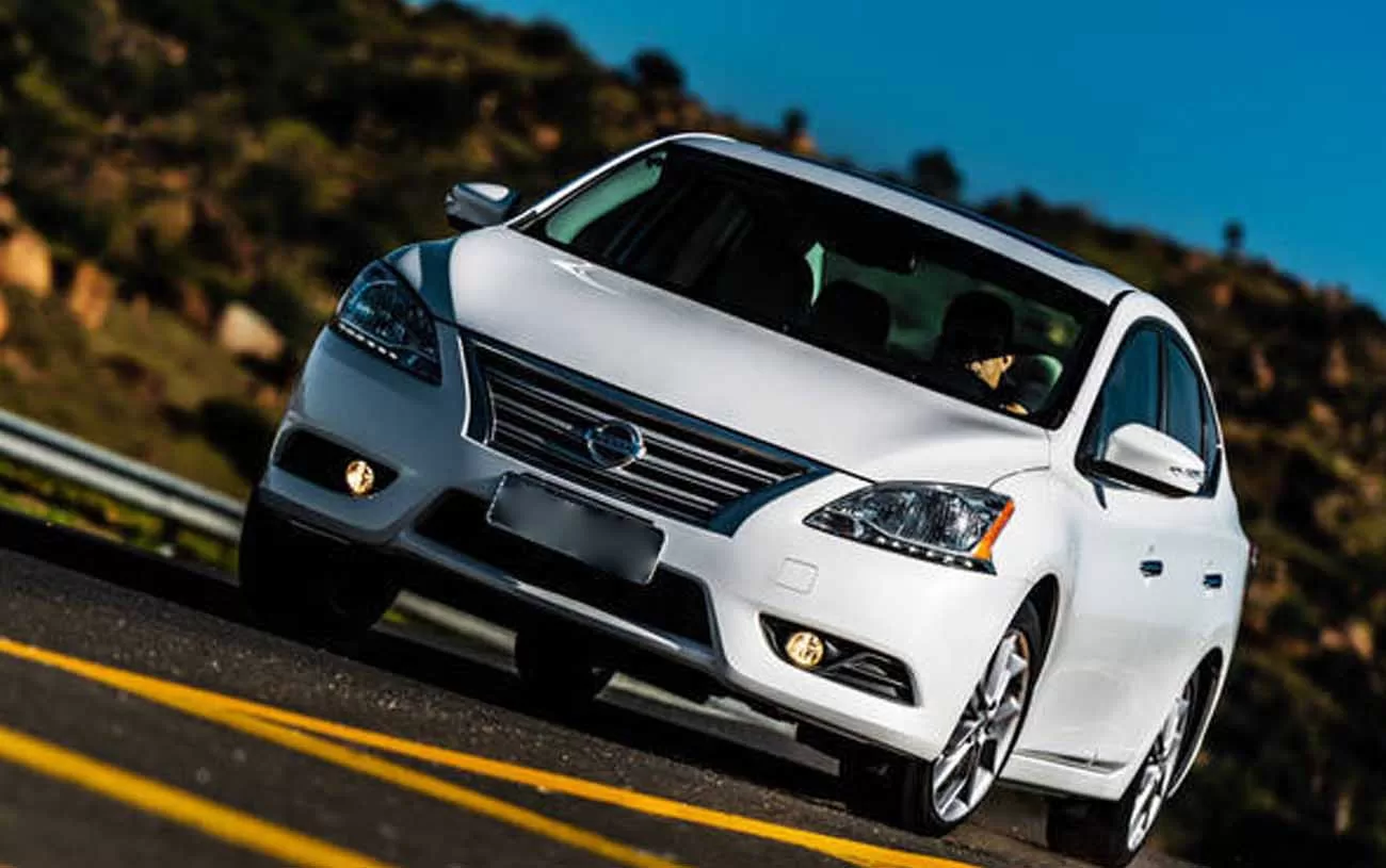 Desempenho: O Nissan Sentra SL 2.0 AT 2016 proporciona uma experiência equilibrada com seus 140 cavalos de potência e torque de 20 kgfm, atingindo 100 km/h em cerca de 10,1 segundos, com máxima de 186 km/h.