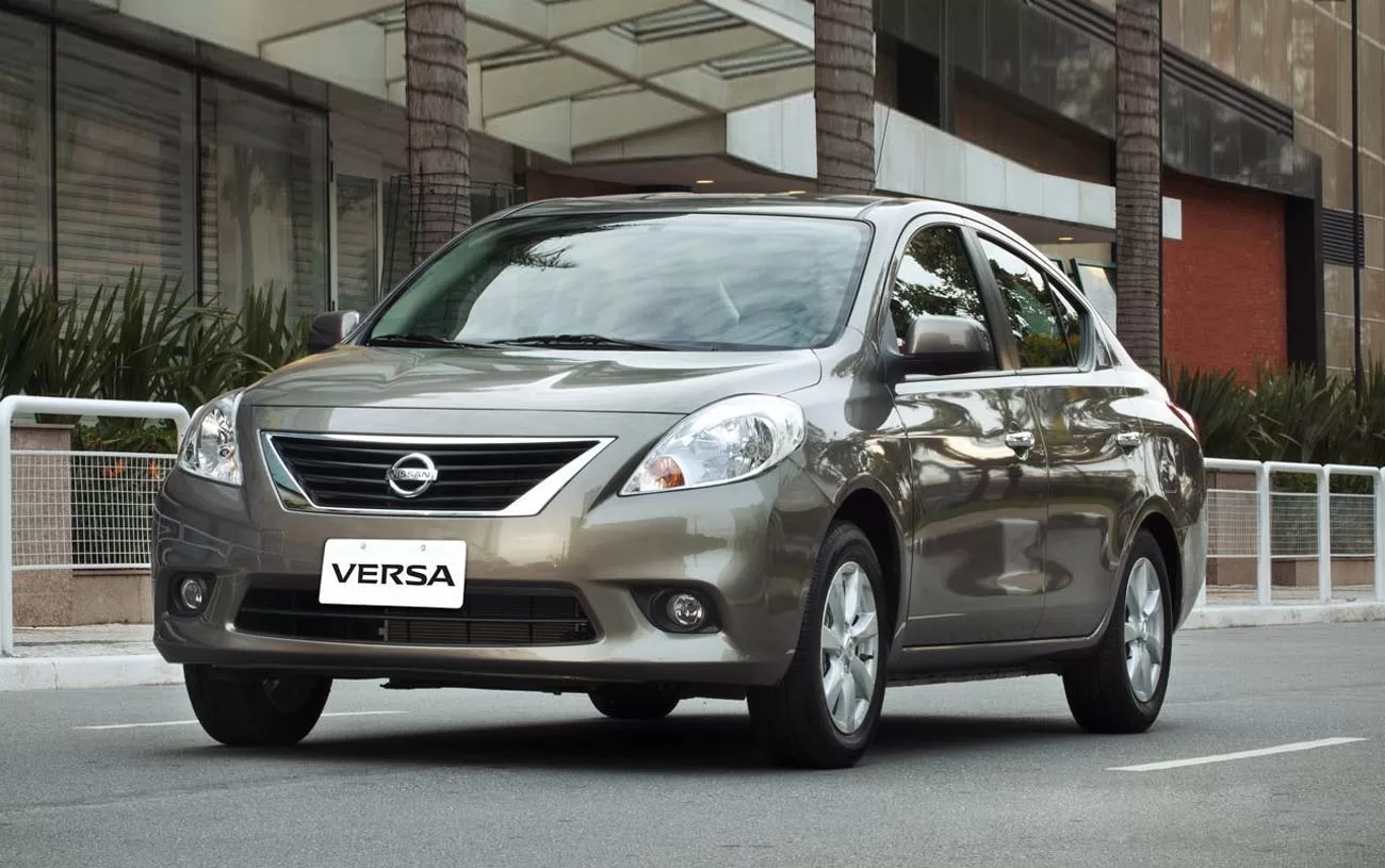 Desempenho: O Nissan Versa SL 1.6 oferece um desempenho equilibrado, com velocidade máxima de 189 km/h e aceleração de 0 a 100 km/h em 10,7 segundos.