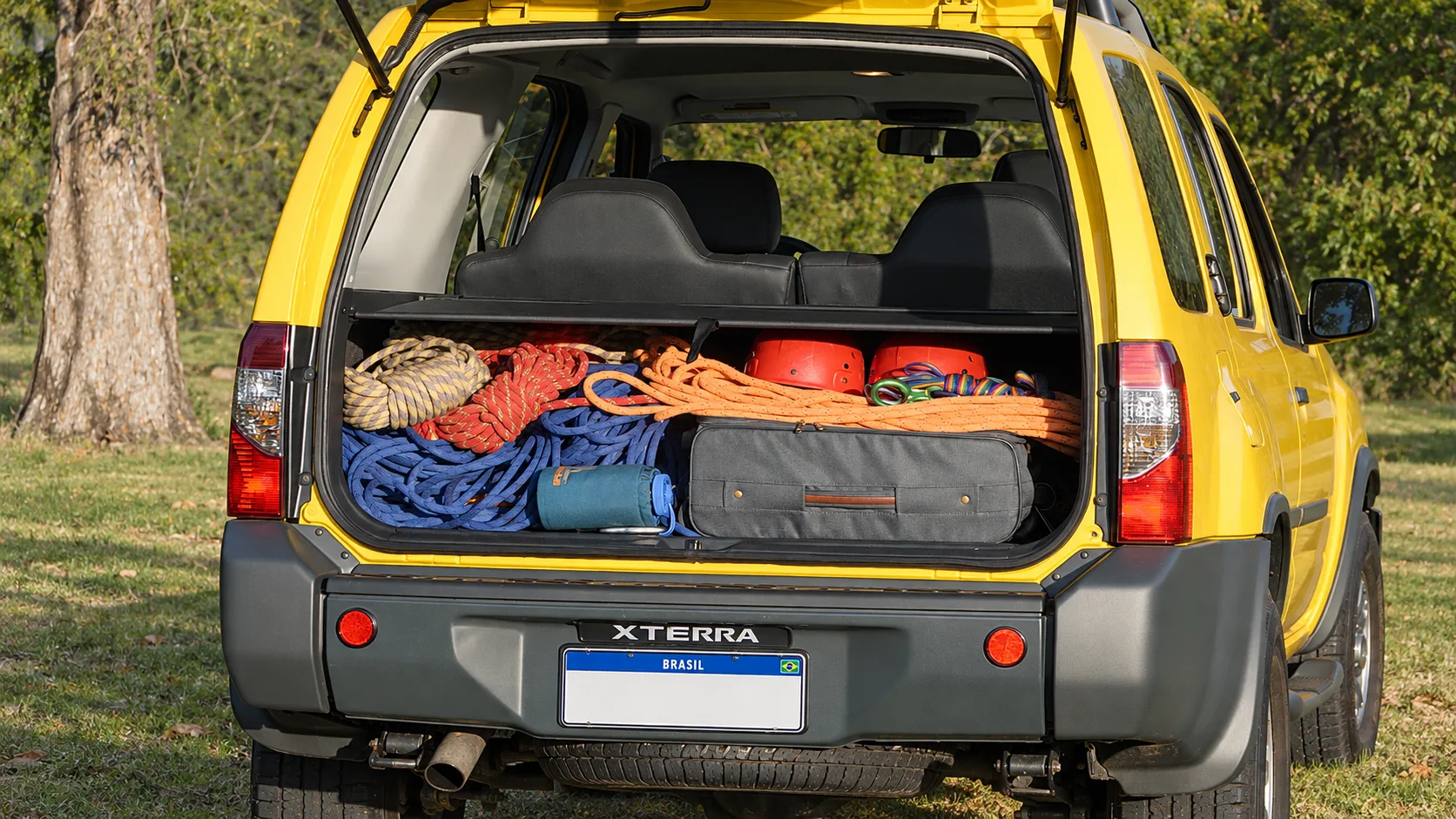 O porta-malas da Xterra leva até 1.260 litros, espaço de sobra para malas e equipamentos de cinco pessoas, o que ajuda muito em viagens longas com a família.