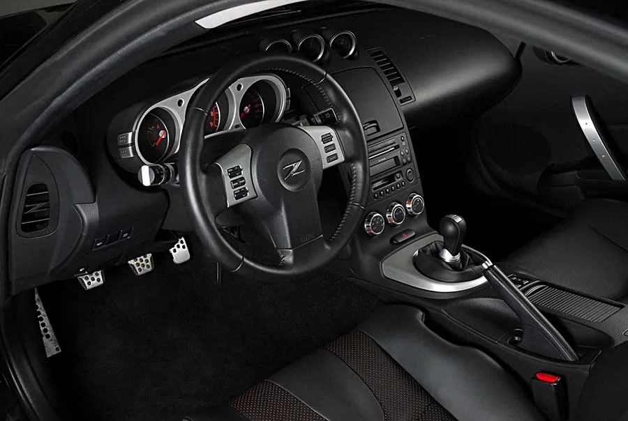 Adentrar o interior do Nissan 350Z é experimentar um ambiente projetado com atenção ao conforto e detalhes.