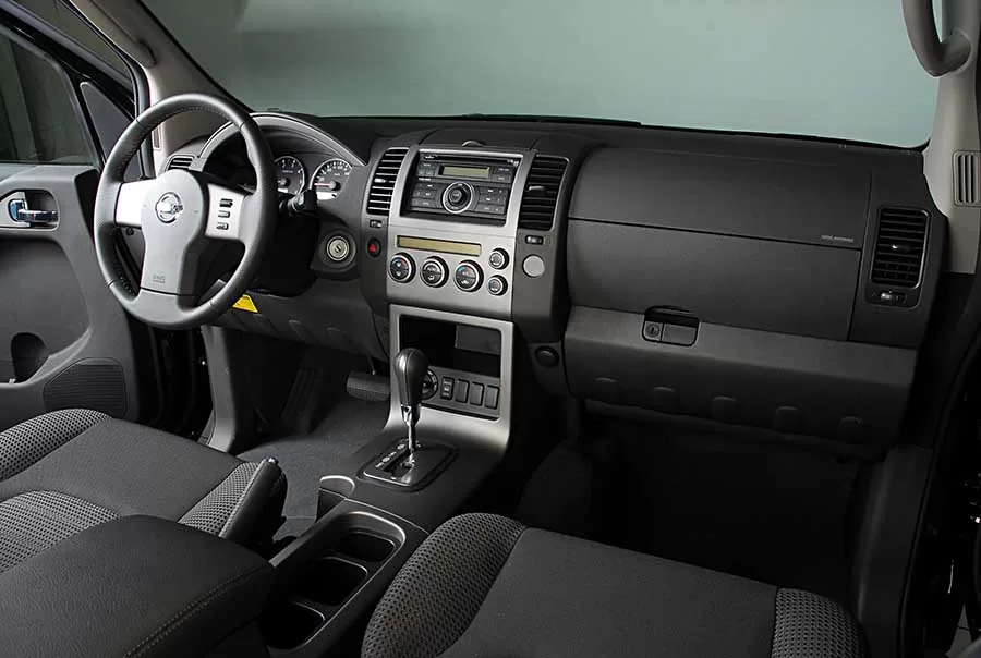 No interior, a Pathfinder oferece um ambiente confortável e funcional.