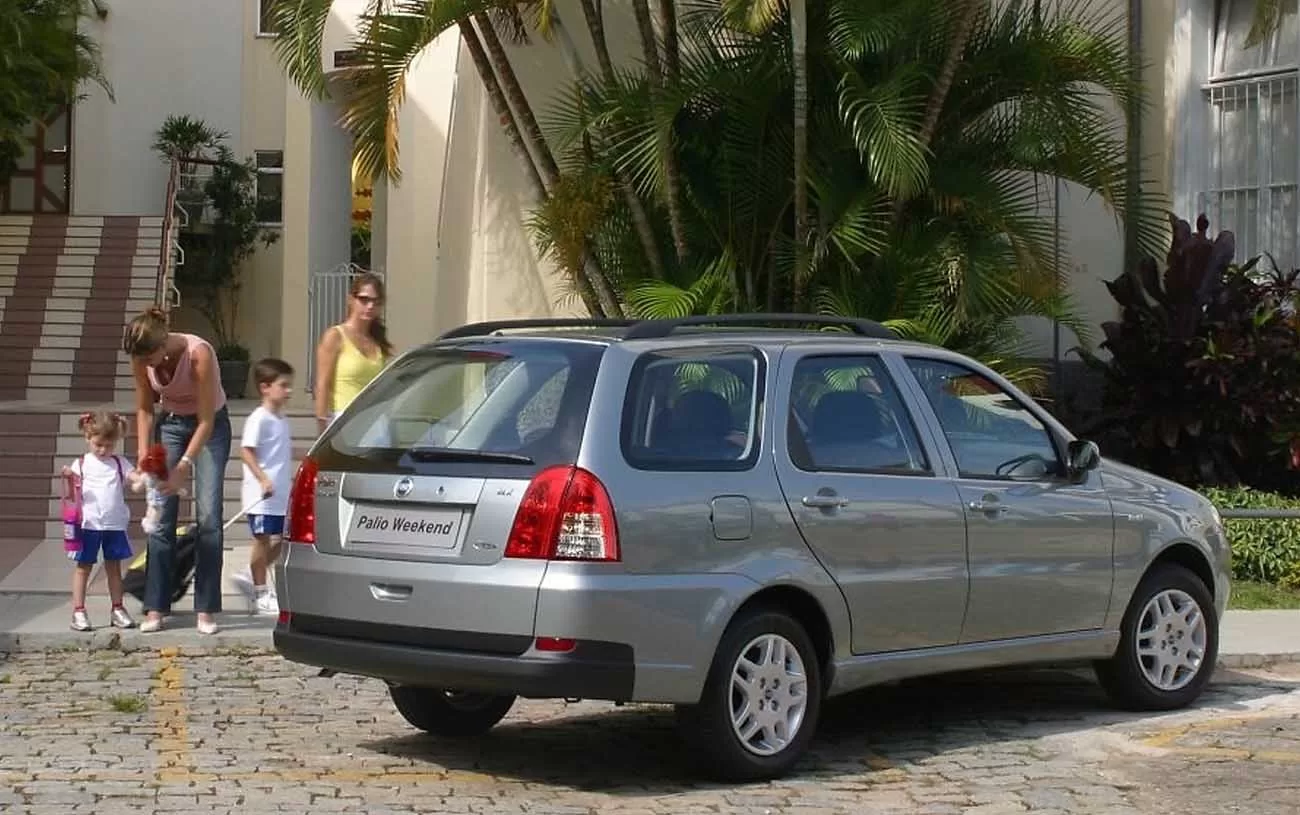 Desempenho: Potente e ágil, este carro atinge 0-100 km/h em 10 segundos e velocidade máxima de 189 km/h.